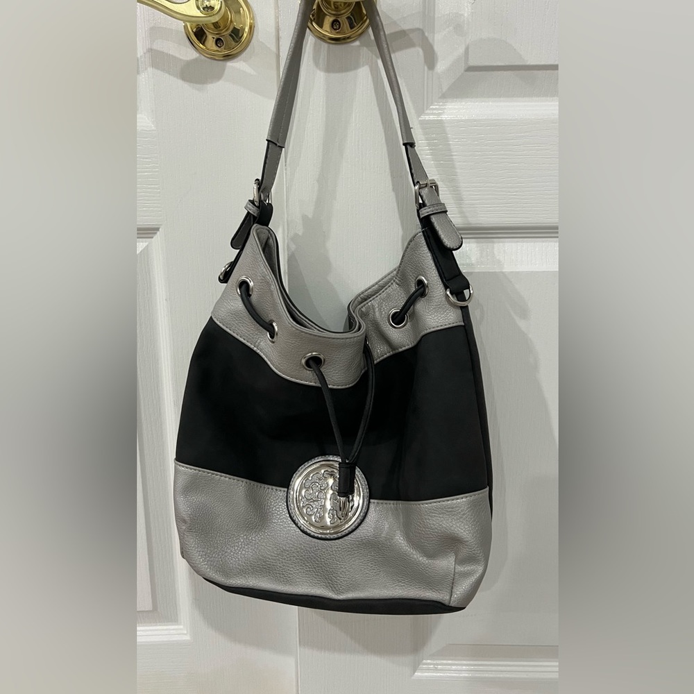 Beautiful Black y silver purse 👛
